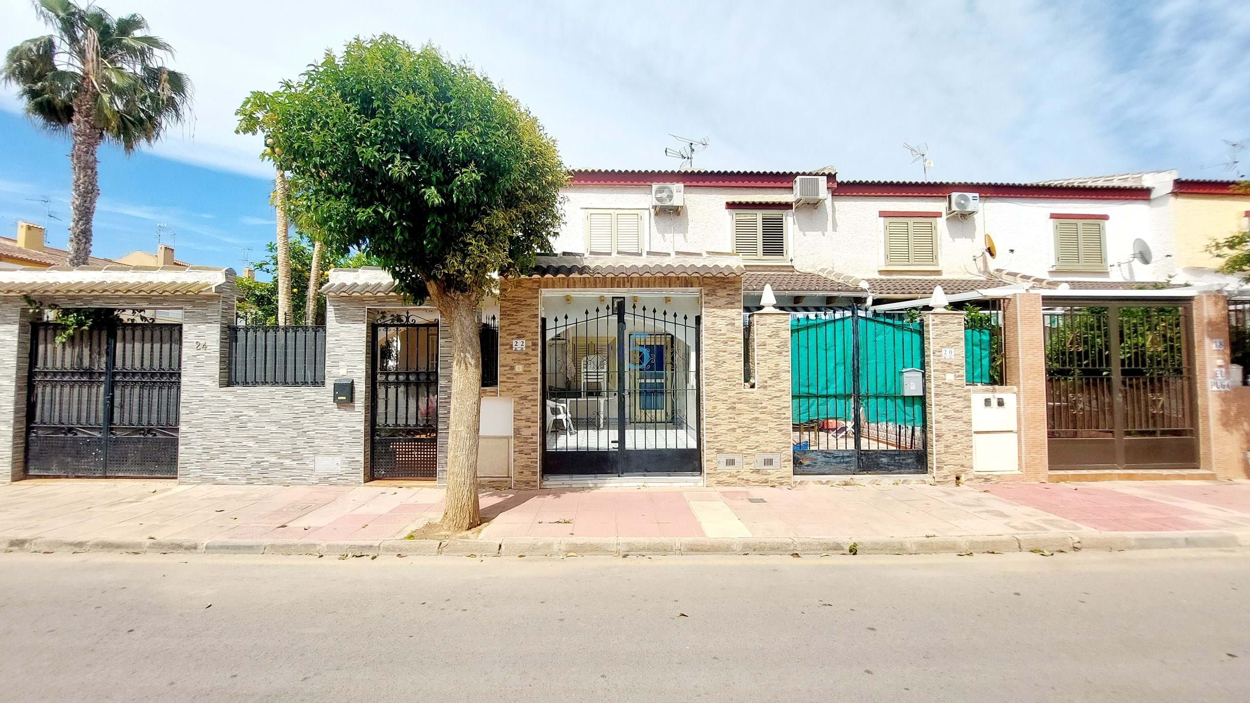 Vista exterior de Casa adosada en venda en Los Alcázares amb Aire condicionat, Traster i Moblat