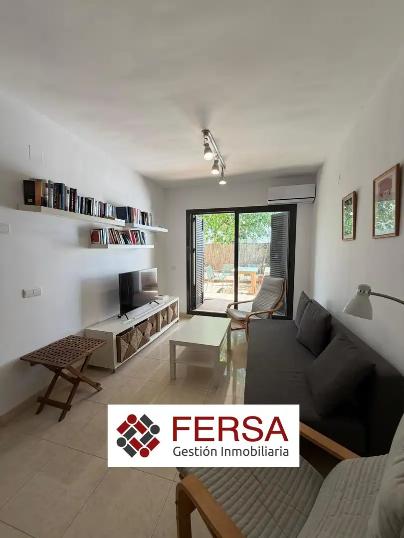 Sala d'estar de Apartament de lloguer en El Puerto de Santa María amb Calefacció, Jardí privat i Terrassa