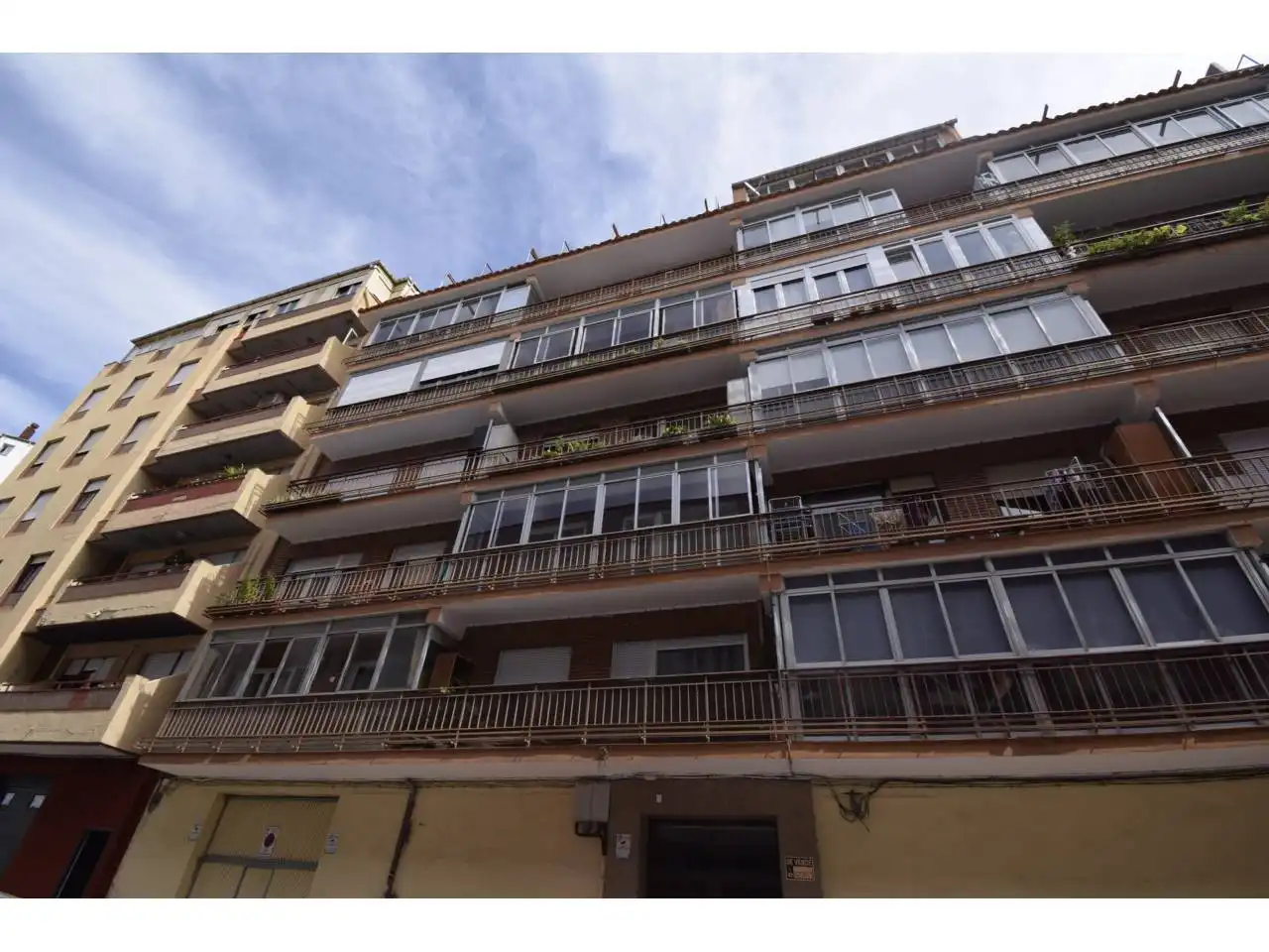 Vista exterior de Pis en venda en León Capital  amb Calefacció, Parquet i Terrassa
