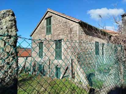 Vista exterior de Casa o xalet en venda en Noia amb Jardí privat