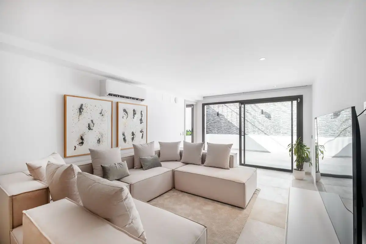 Sala de estar de Casa o chalet en venta en Marbella con Aire acondicionado, Jardín privado y Terraza