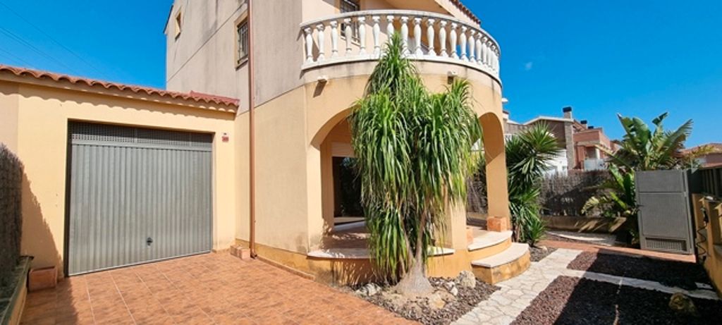 Vista exterior de Casa o xalet en venda en Cambrils amb Aire condicionat, Calefacció i Jardí privat