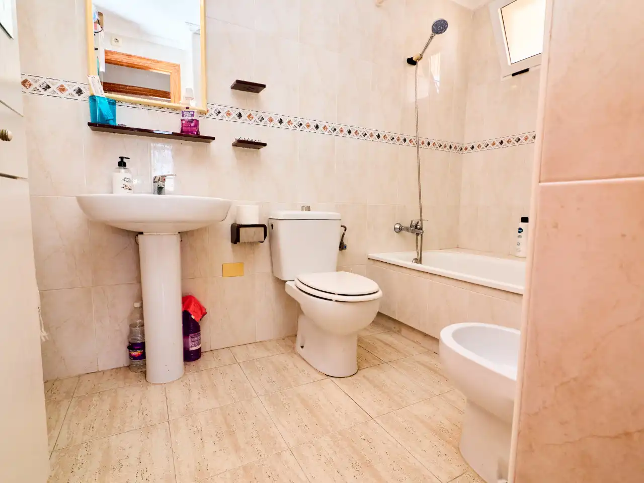 Bany de Apartament en venda en Torrevieja amb Aire condicionat, Calefacció i Terrassa