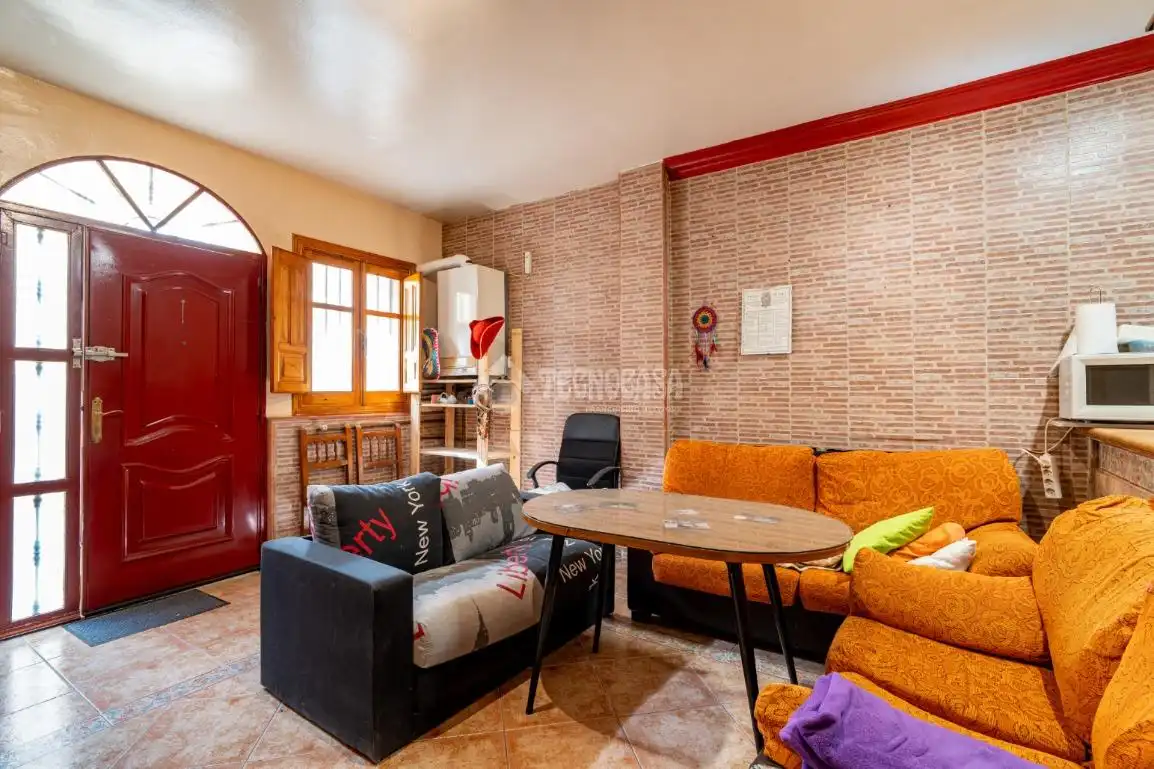 Sala de estar de Casa adosada en venta en Granada con Aire acondicionado