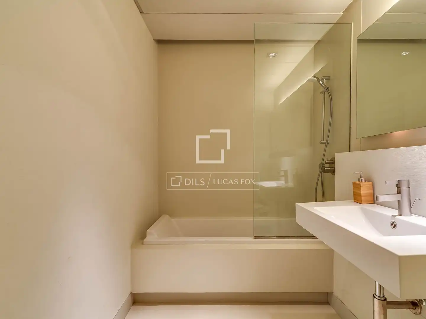 Baño de Piso en venta en Barcelona con Aire acondicionado, Terraza y Amueblado