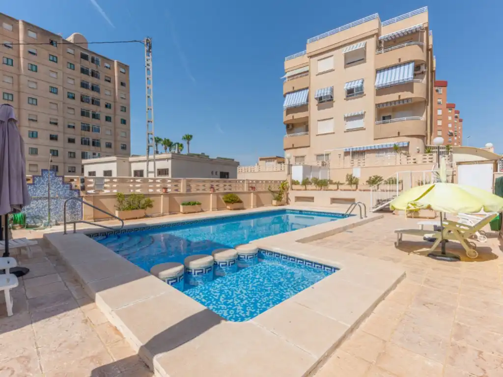 Piscina de Ático en venta en El Campello con Aire acondicionado, Terraza y Amueblado