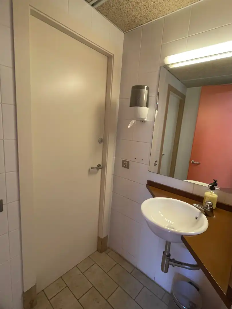 Badezimmer von Büro zur Miete in Lleida mit Klimaanlage, Heizung und Abstellraum