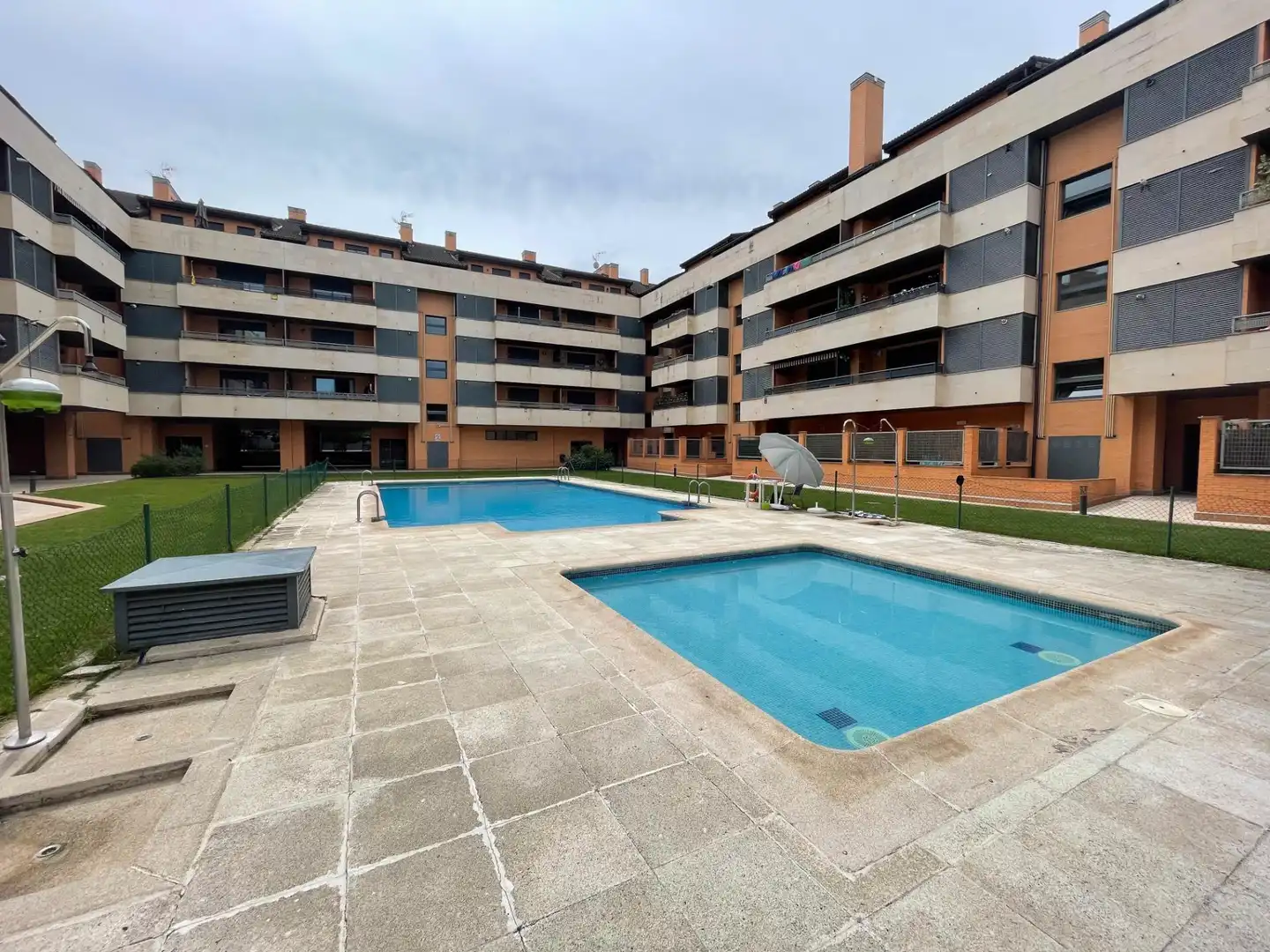 Piscina de Piso en venta en Yebes con Aire acondicionado, Calefacción y Jardín privado