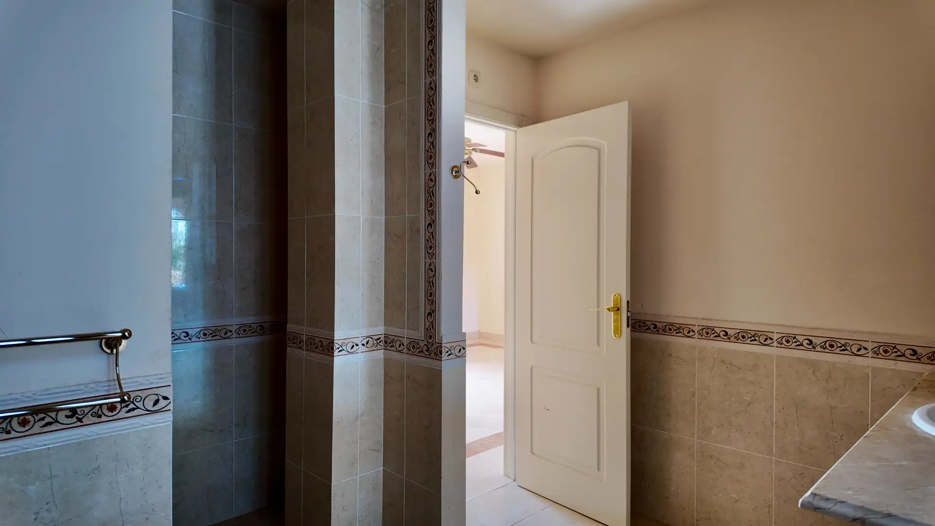 Bathroom of Houses for sale in Estepona  with Private garden, Terrace and Storage room