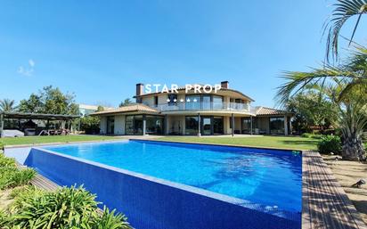 Vista exterior de Casa o xalet en venda en Peralada amb Terrassa i Piscina