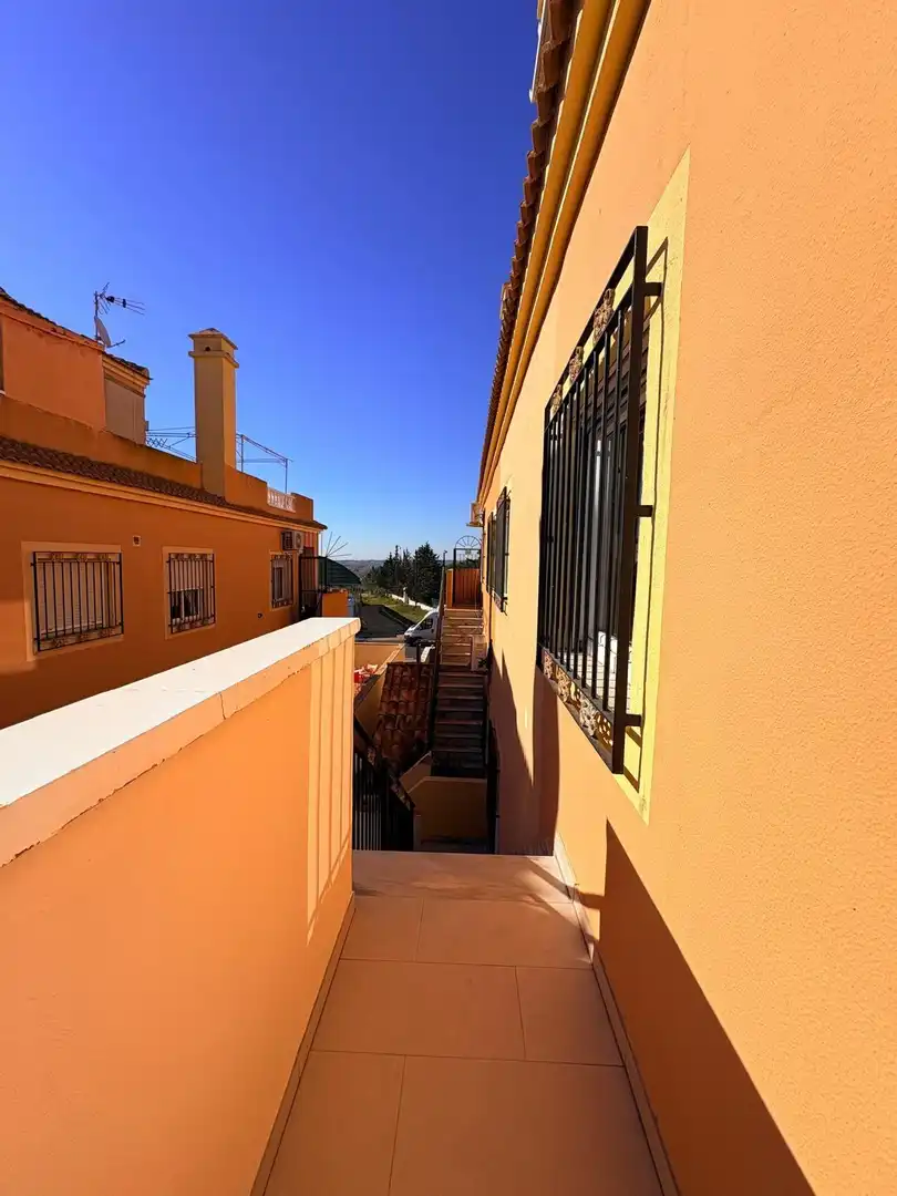 Vista exterior de Casa o xalet en venda en Orihuela amb Aire condicionat, Terrassa i Moblat