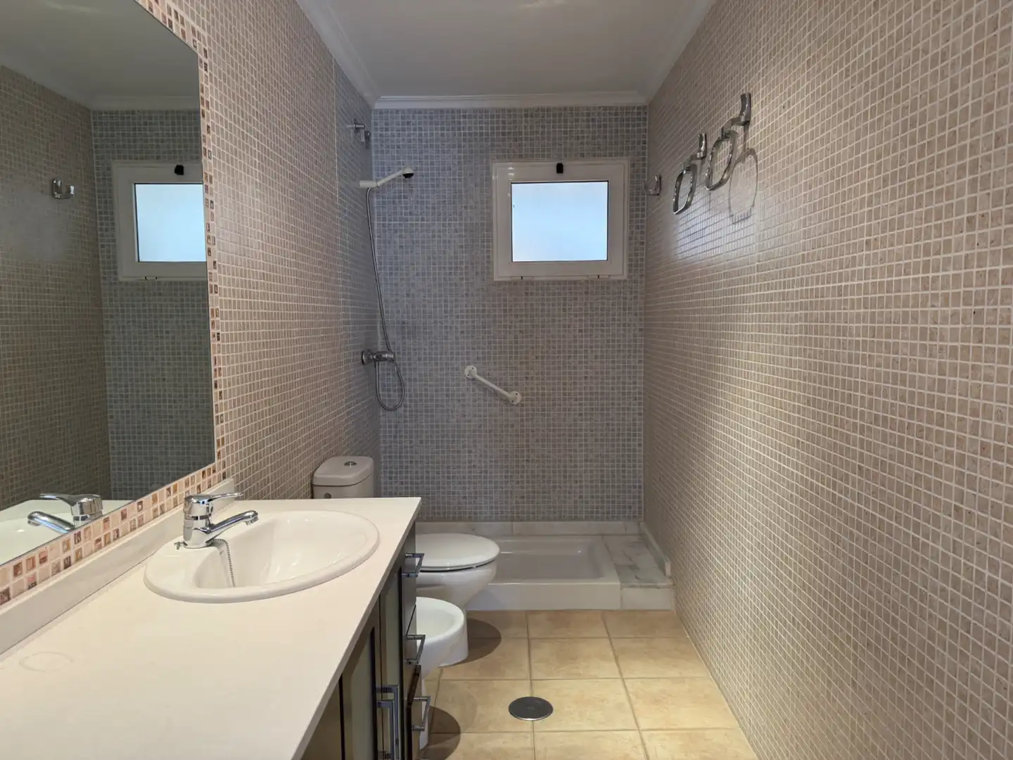 Badezimmer von Wohnung zum Verkauf in Elda mit Balkon