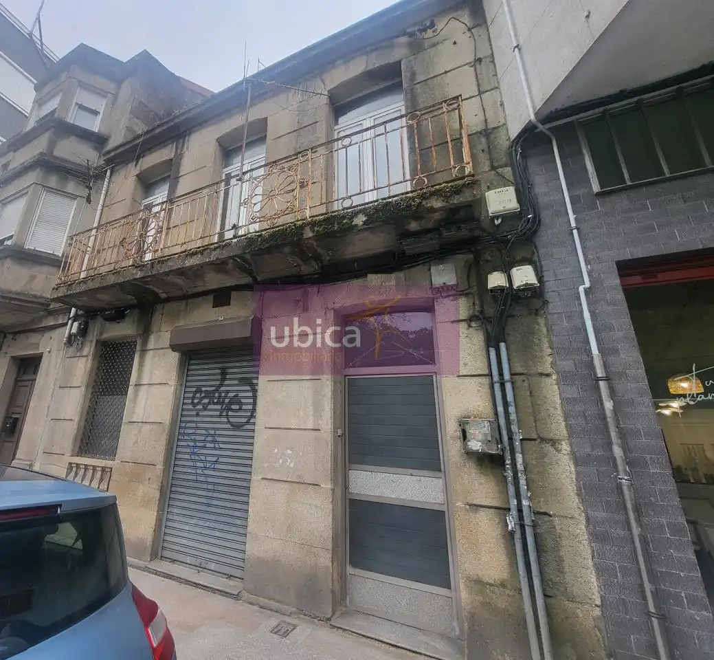 Vista exterior de Casa adosada en venda en Vigo  amb Jardí privat