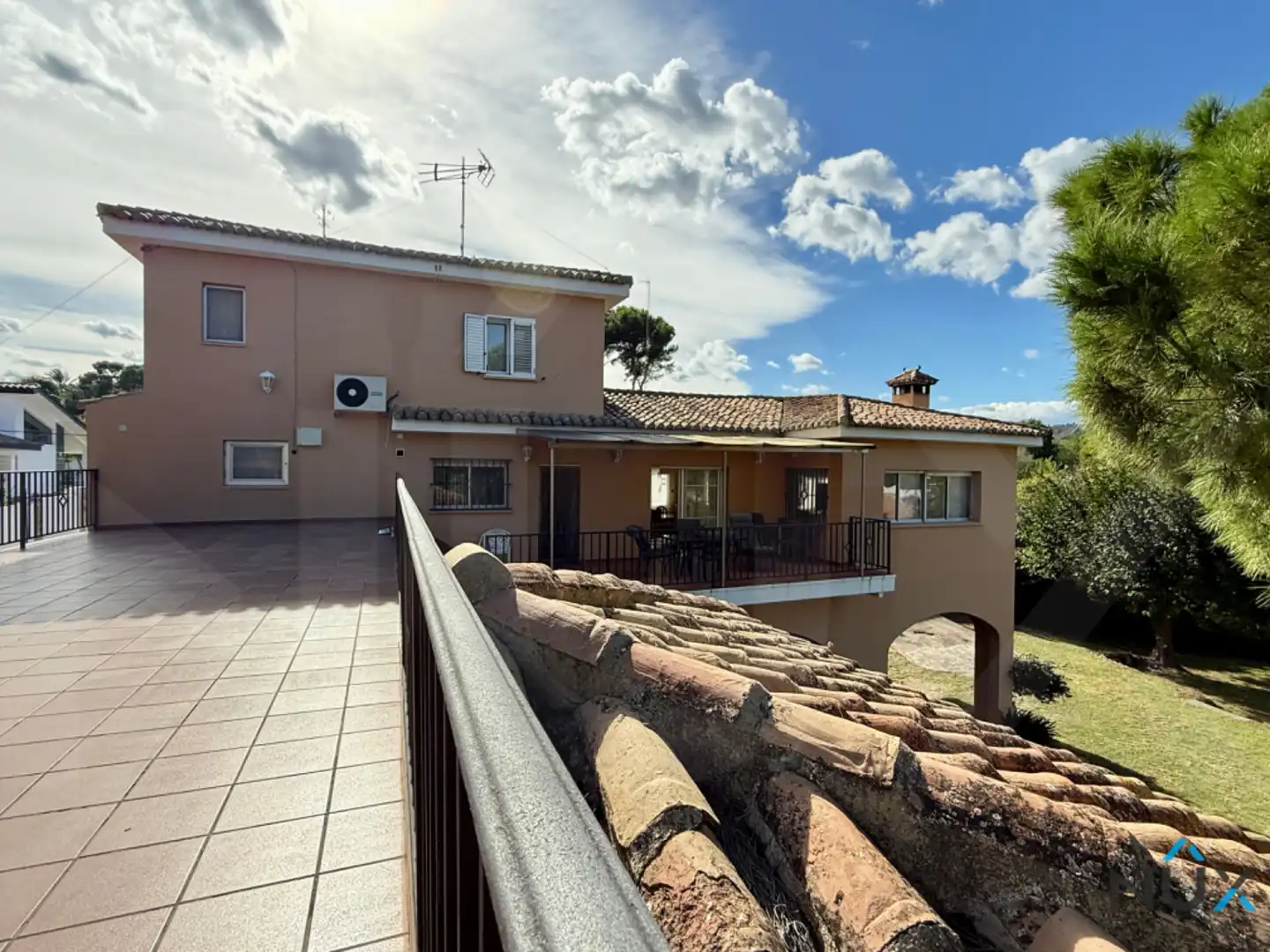 Vista exterior de Casa o xalet en venda en Riba-roja de Túria amb Aire condicionat, Calefacció i Jardí privat