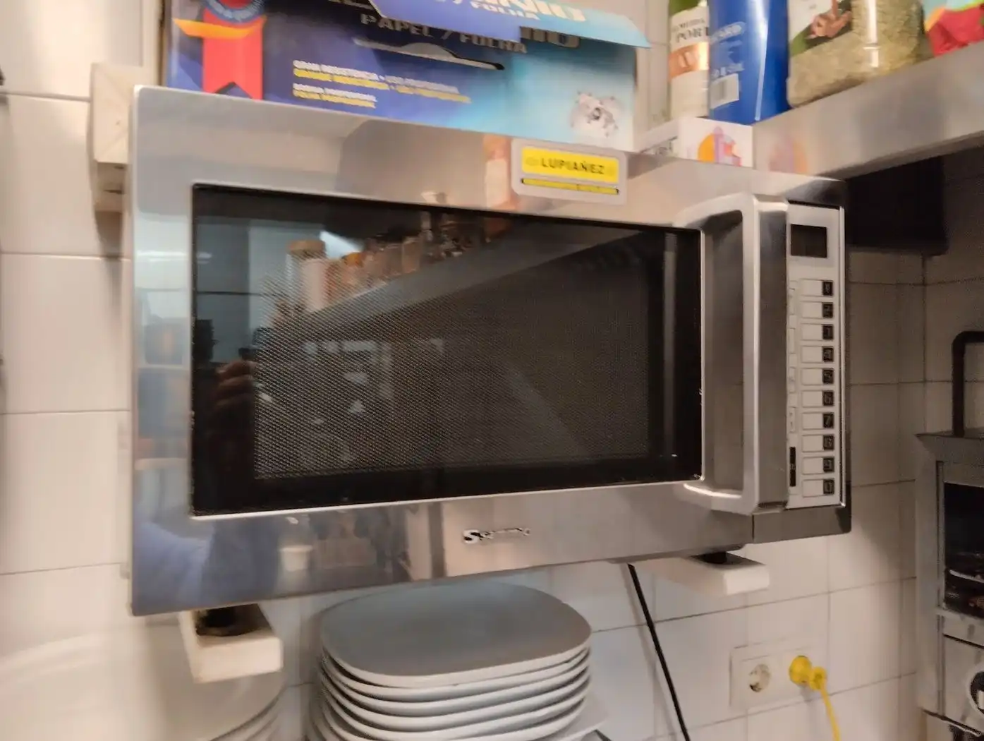 Cuina de Local en venda en Girona amb Aire condicionat, Calefacció i Moblat