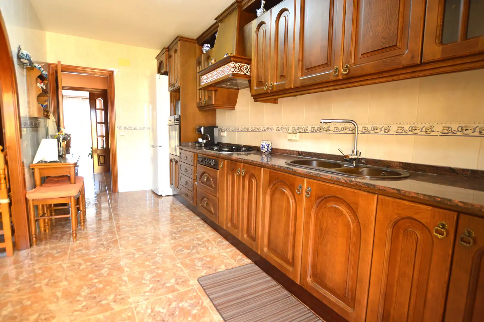 Cuina de Casa adosada en venda en Cubelles amb Calefacció, Terrassa i Forn