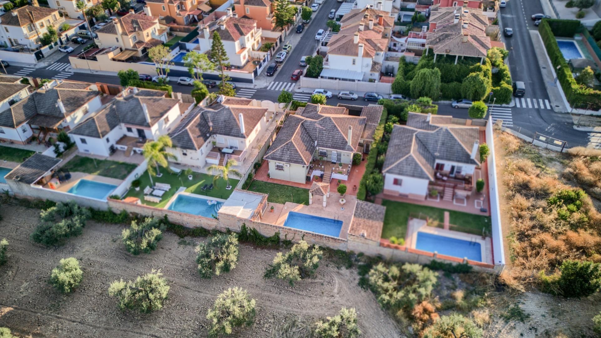 Vista exterior de Casa o xalet en venda en Espartinas amb Aire condicionat, Jardí privat i Terrassa