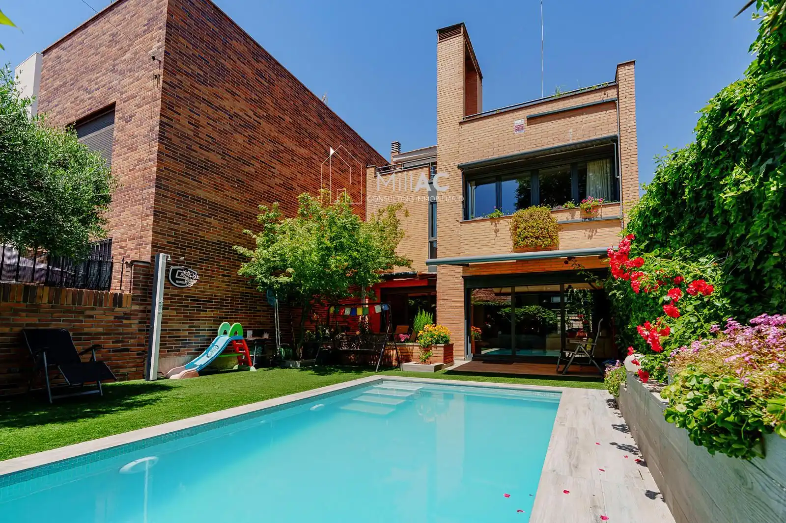 Jardín de Casa adosada en venta en Madrid con Aire acondicionado, Calefacción y Jardín privado
