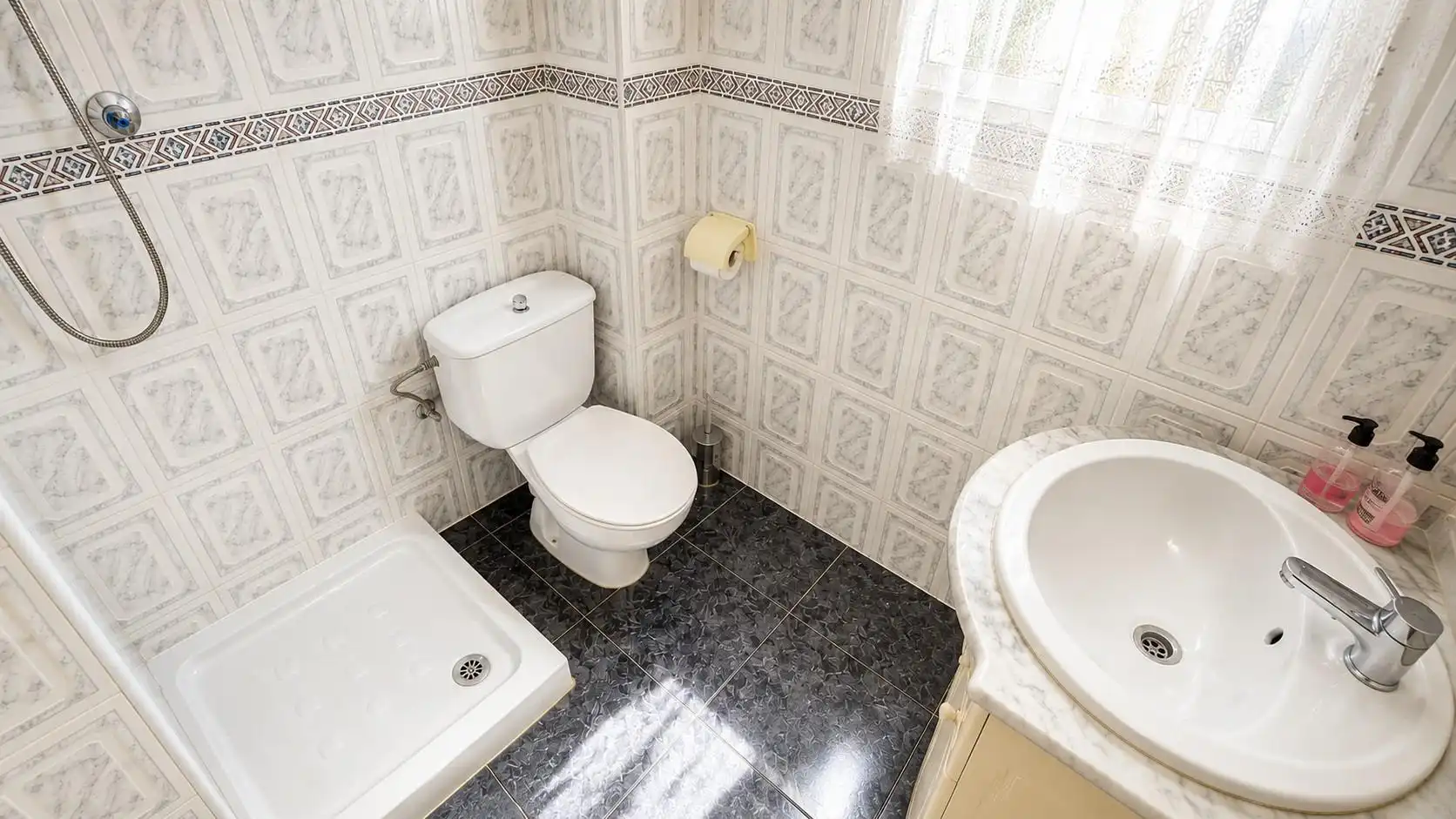 Baño de Casa adosada en venta en Chiclana de la Frontera con Jardín privado, Terraza y Trastero