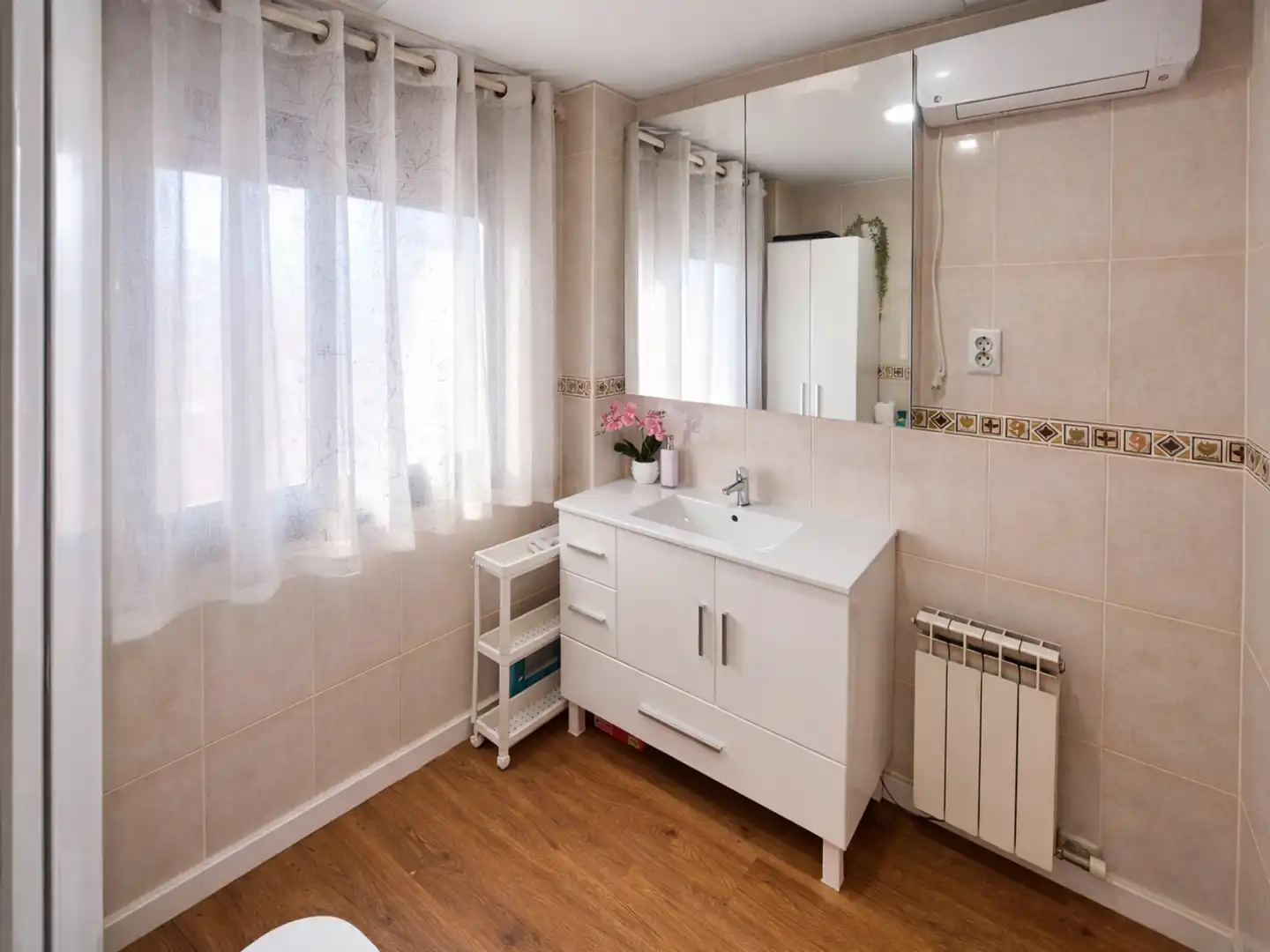 Baño de Piso en venta en Ripollet con Calefacción y Amueblado