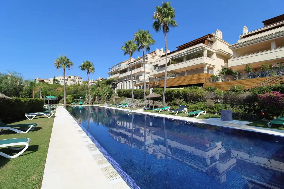 Piscina de Pis en venda en Marbella amb Aire condicionat, Terrassa i Traster