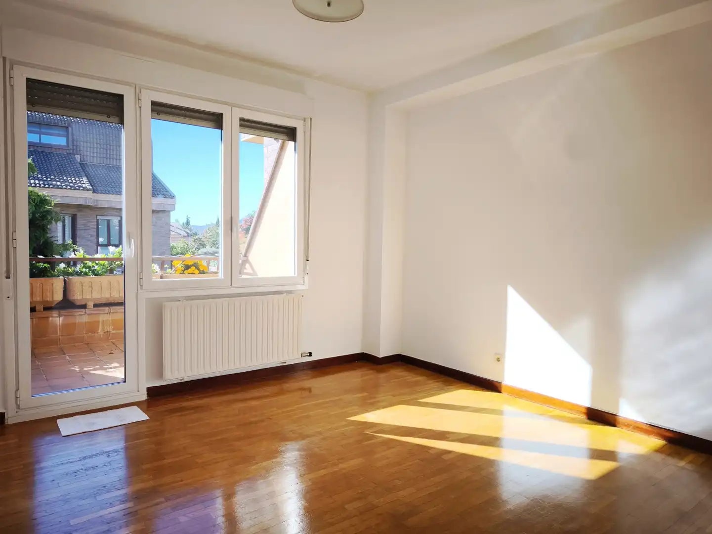Sala d'estar de Casa o xalet en venda en  Logroño amb Calefacció, Parquet i Terrassa