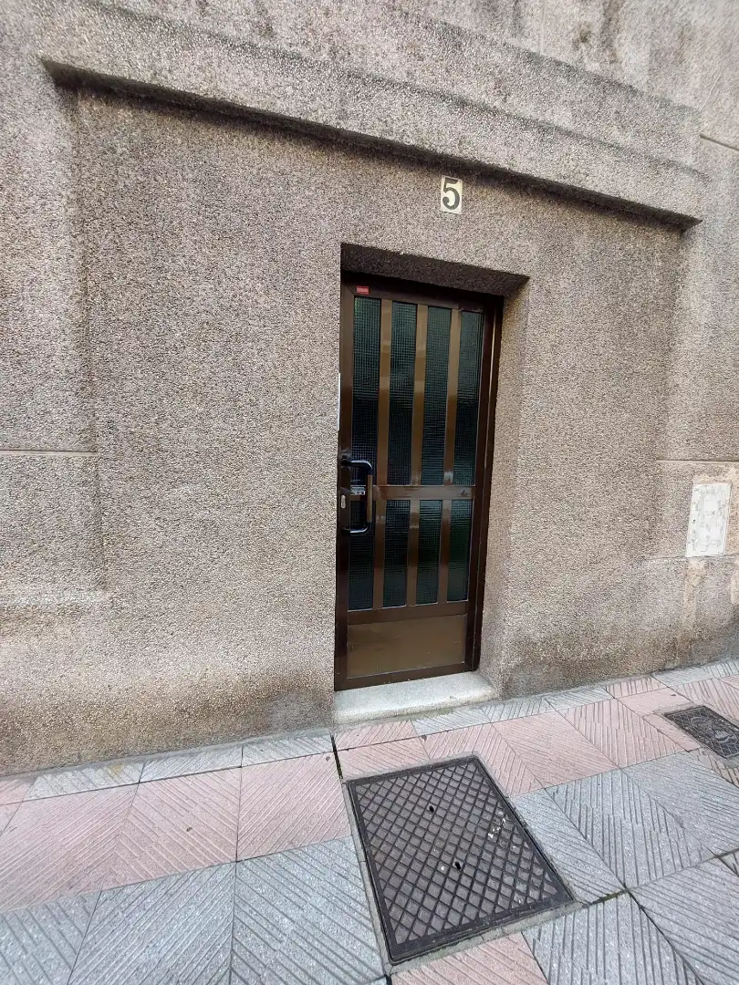 Außenansicht von Wohnung zum Verkauf in León Capital  mit Heizung, Privatgarten und Abstellraum