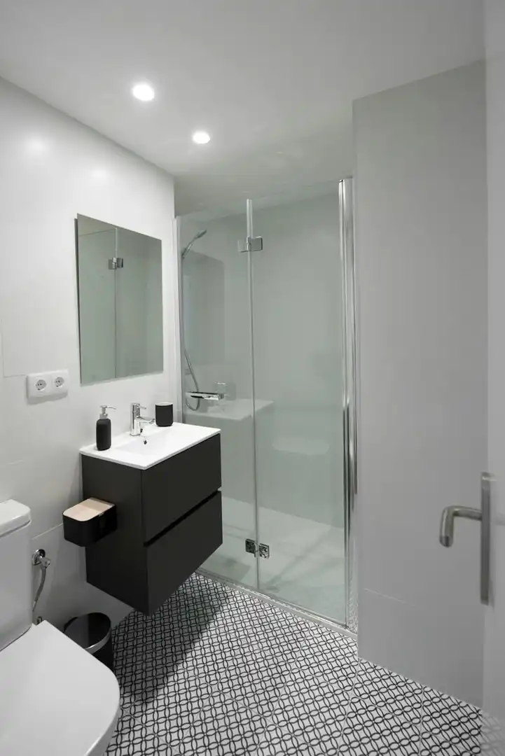 Bathroom of Flat for share in Valencia  with Air Conditioner, Furnished and TV