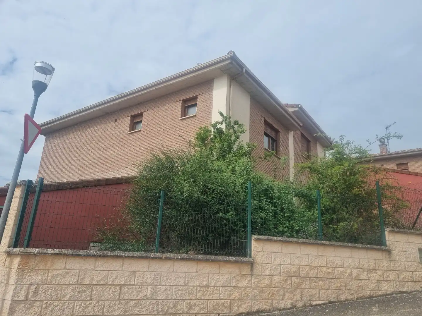 Vista exterior de Casa adosada en venta en Villariezo con Calefacción y Jardín privado