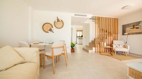 Se vende encantador chalet adosado de dos plantas en Cox, Alicante con 3 dormitorios, 2 baños, balcón, jardín y piscina comunitari