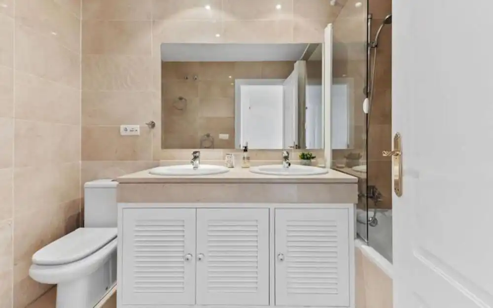 Bany de Apartament de lloguer en Benahavís amb Aire condicionat, Terrassa i Traster