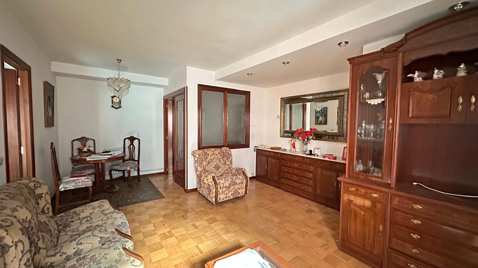 Sala d'estar de Pis en venda en Burgos Capital amb Calefacció, Parquet i Traster