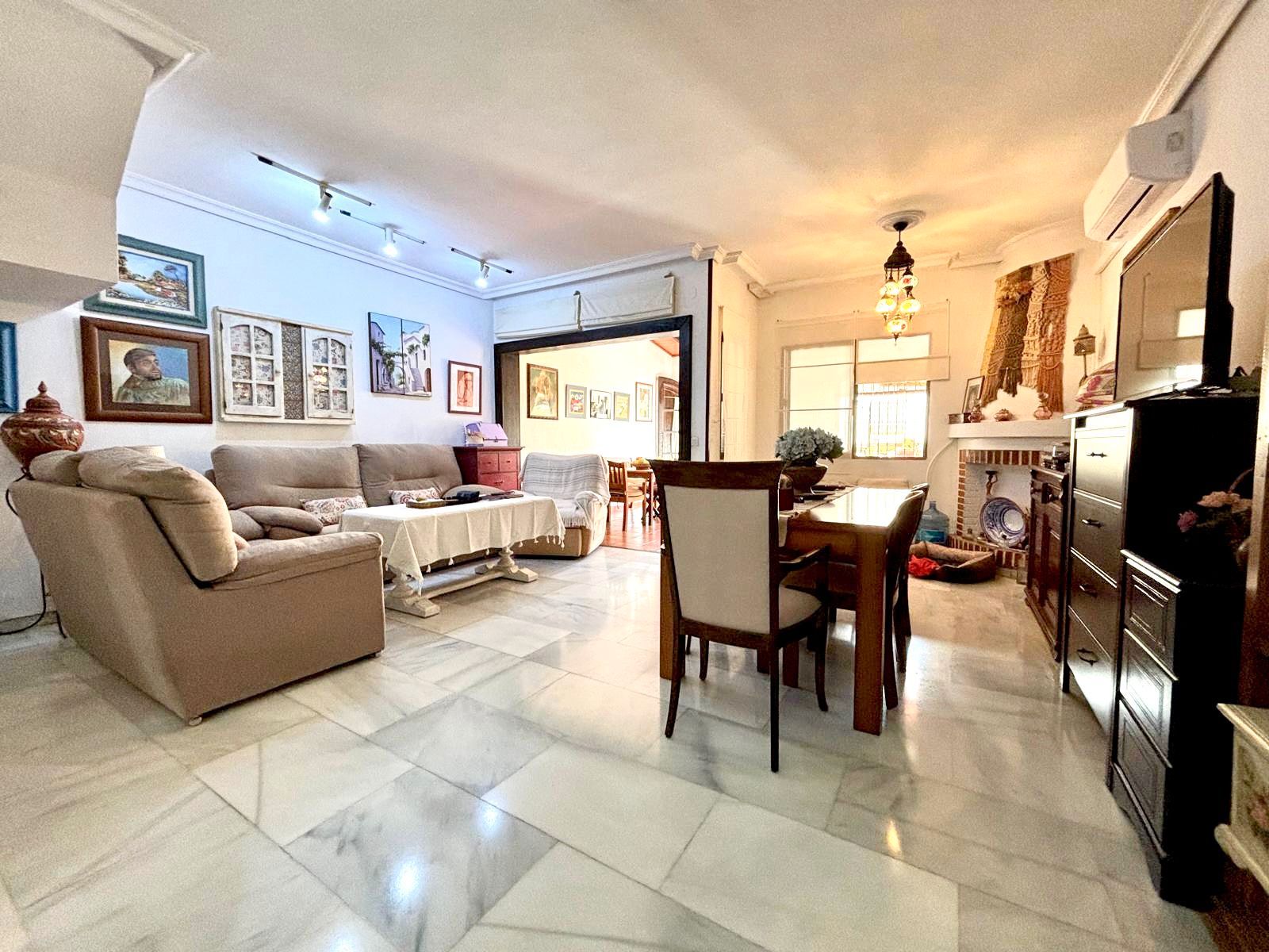 Sala d'estar de Planta baixa en venda en Benalmádena amb Aire condicionat, Terrassa i Moblat