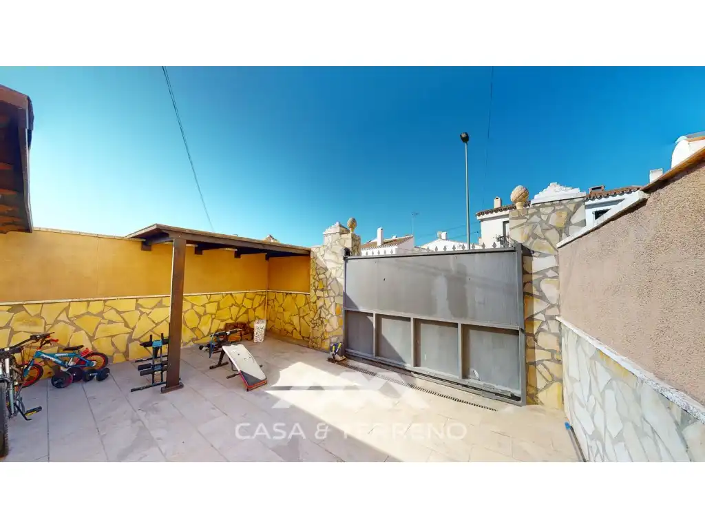 Vista exterior de Casa o xalet en venda en Vélez-Málaga amb Aire condicionat, Jardí privat i Terrassa