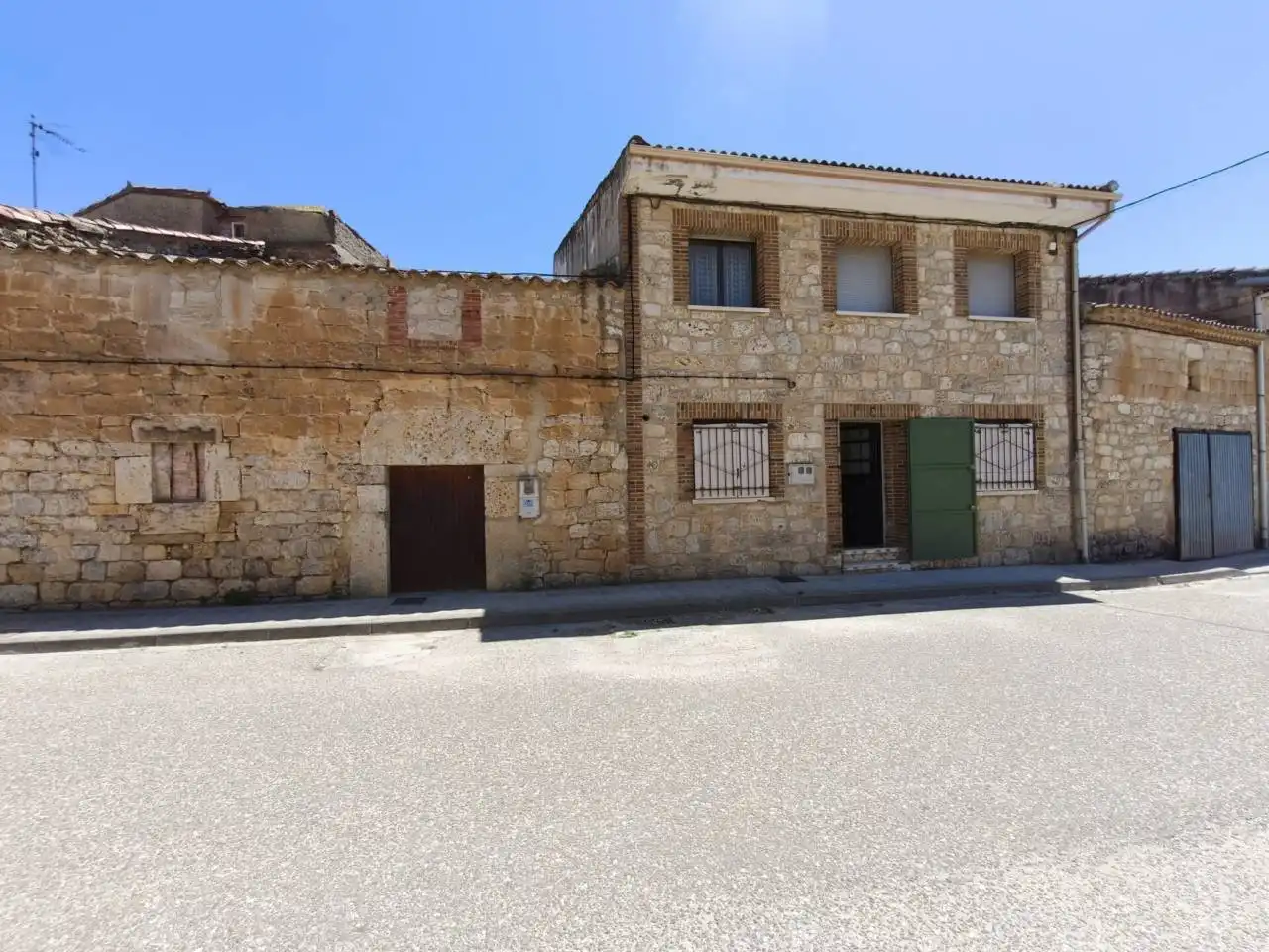 Exterior view of Houses for sale in Pedrosa de Río Úrbel  with Heating and Parquet flooring