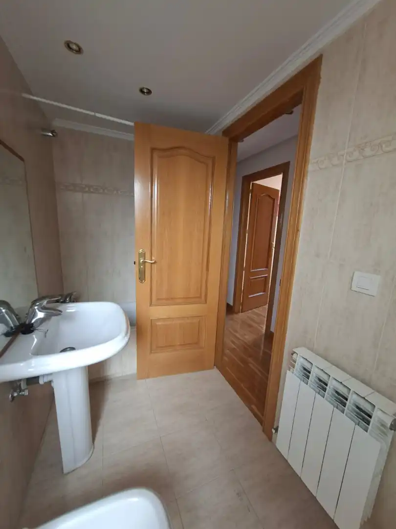 Badezimmer von Wohnung zum Verkauf in Salvatierra / Agurain mit Parkett und Abstellraum