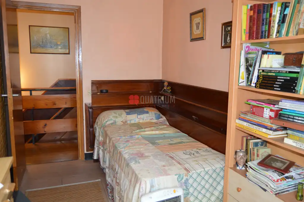 Habitación de Casa adosada en venta en Santiago de Compostela  con Calefacción y Jardín privado