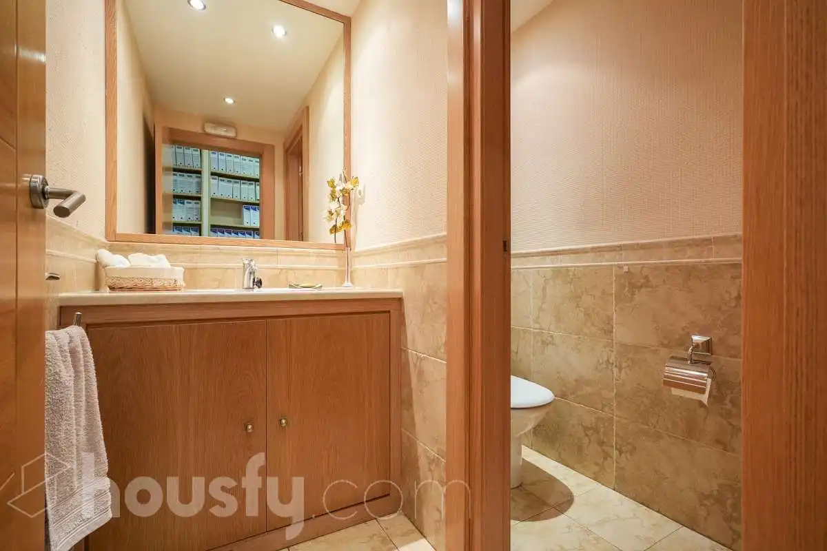 Baño de Local en venta en Madrid con Aire acondicionado