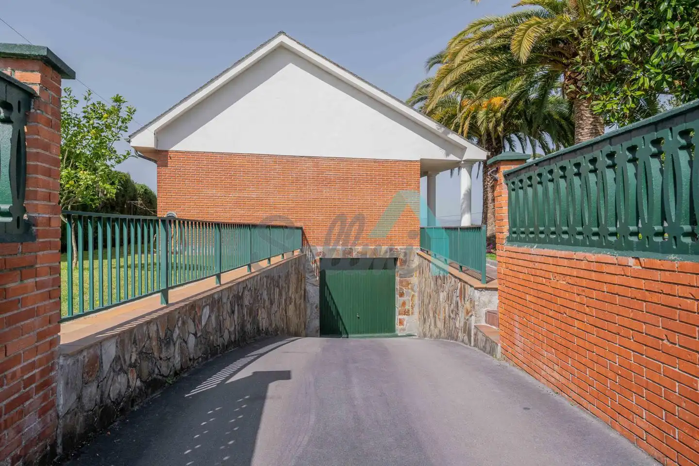 Vista exterior de Casa o xalet en venda en Oviedo  amb Calefacció, Jardí privat i Parquet