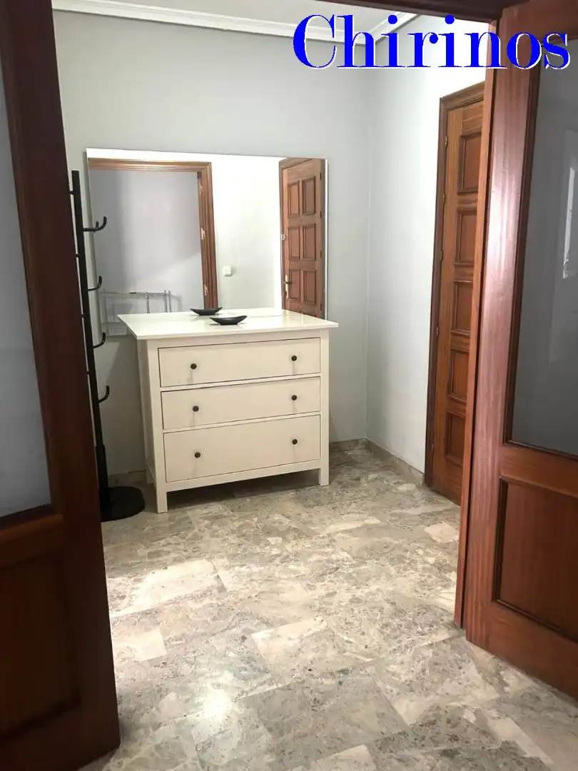 Dormitori de Apartament de lloguer en Córdoba amb Aire condicionat, Terrassa i Traster