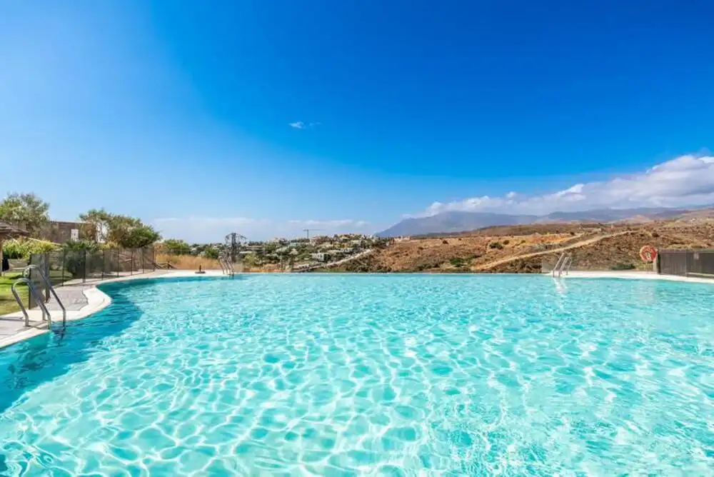 Piscina de Planta baja en venta en Benahavís con Aire acondicionado, Jardín privado y Terraza