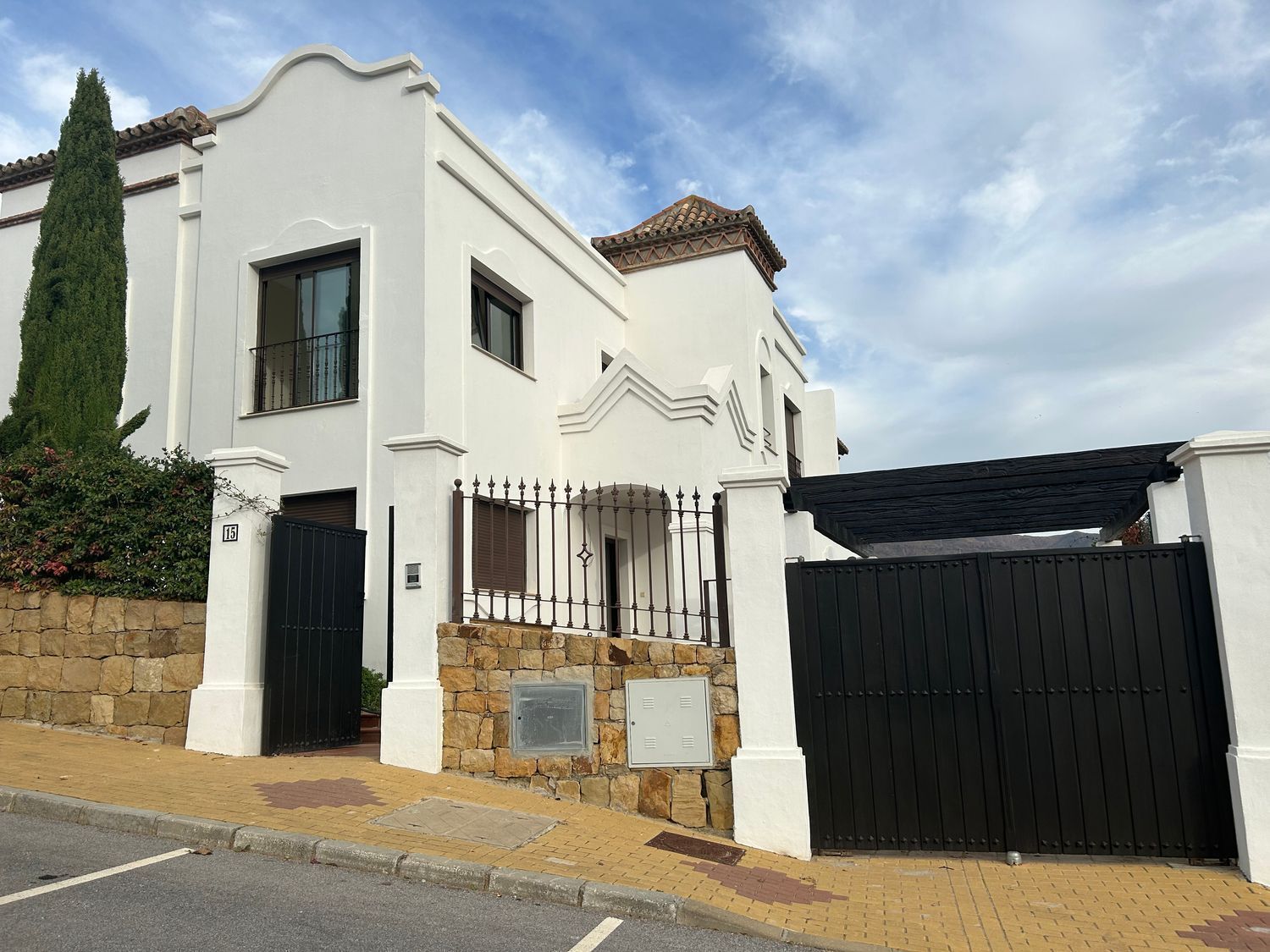 Vista exterior de Casa adosada de lloguer en Estepona amb Aire condicionat, Traster i Piscina