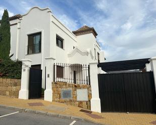 Vista exterior de Casa adosada de lloguer en Estepona amb Aire condicionat, Traster i Piscina