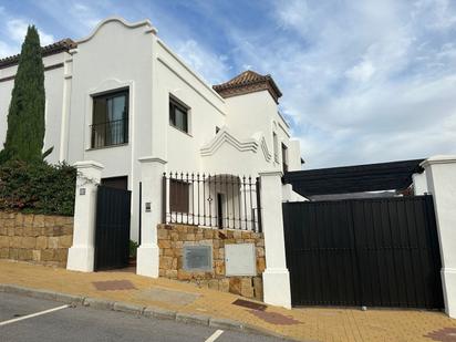 Vista exterior de Casa adosada de lloguer en Estepona amb Aire condicionat, Traster i Piscina