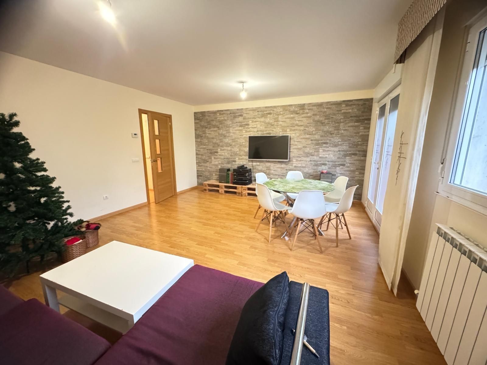 Sala d'estar de Casa adosada en venda en Cacabelos amb Calefacció