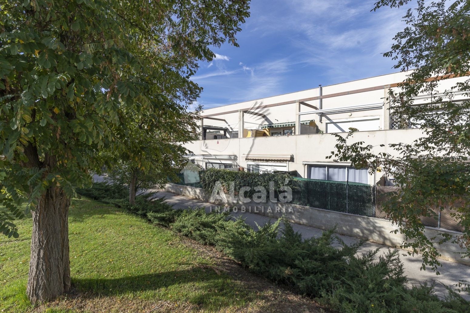 Vista exterior de Àtic en venda en Loeches amb Aire condicionat, Calefacció i Jardí privat