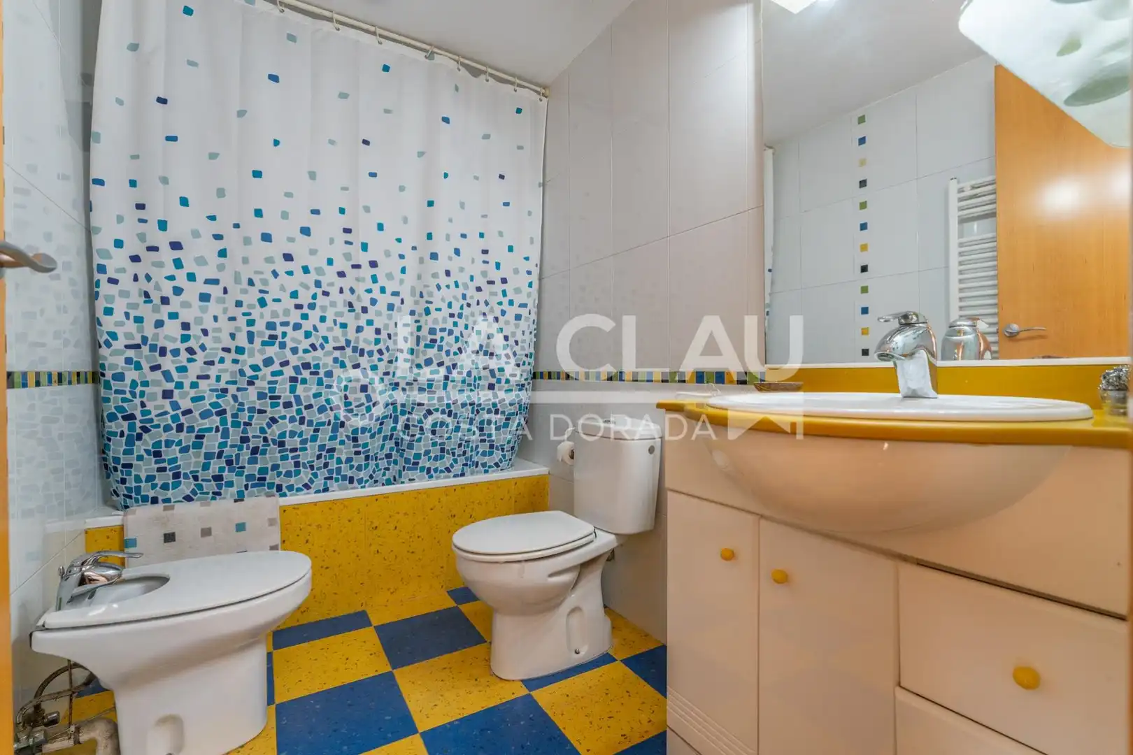 Badezimmer von Einfamilien-Reihenhaus zum Verkauf in Gavà mit Heizung