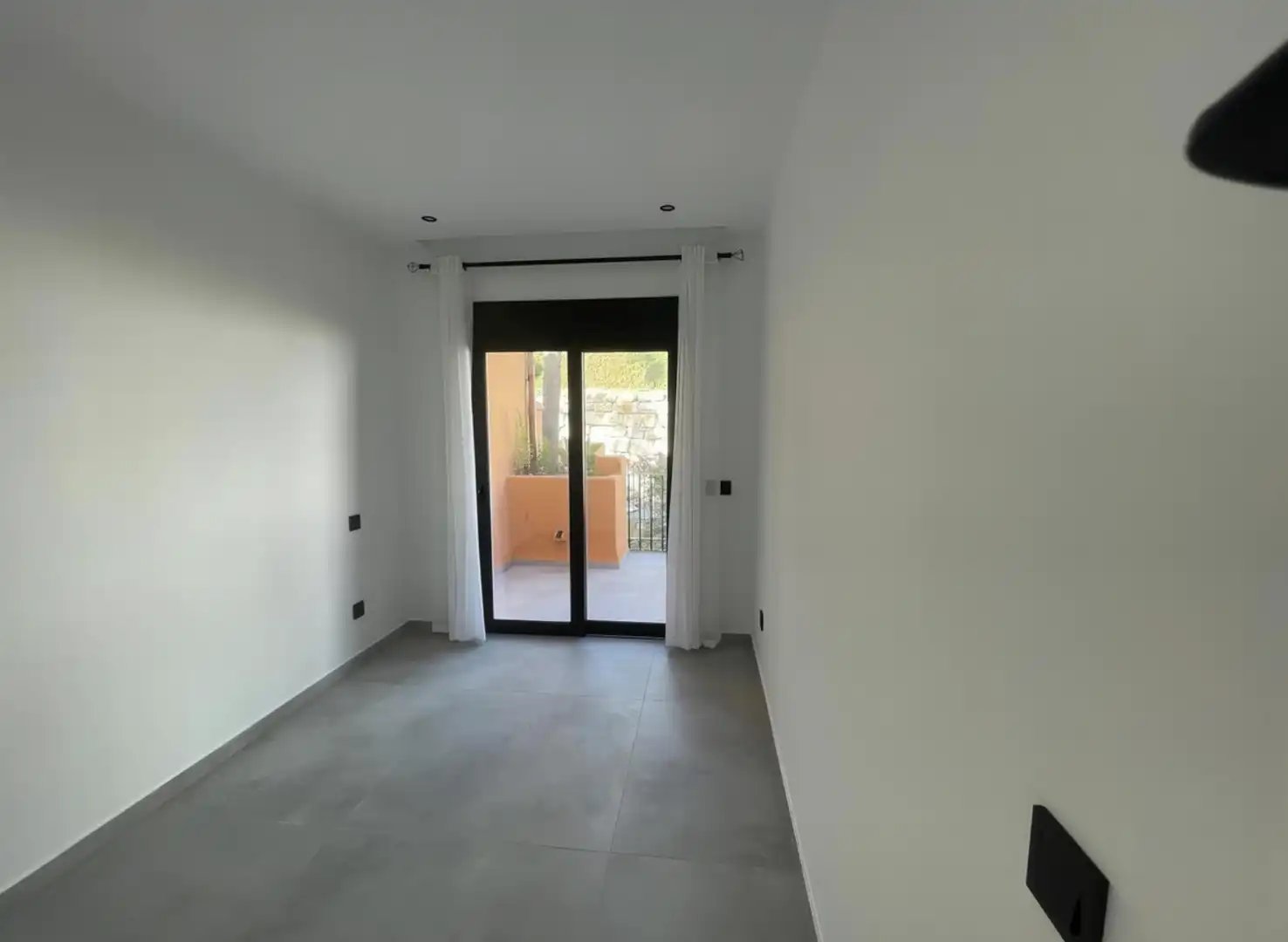 Habitación de Casa adosada en venta en Benahavís con Aire acondicionado, Calefacción y Jardín privado