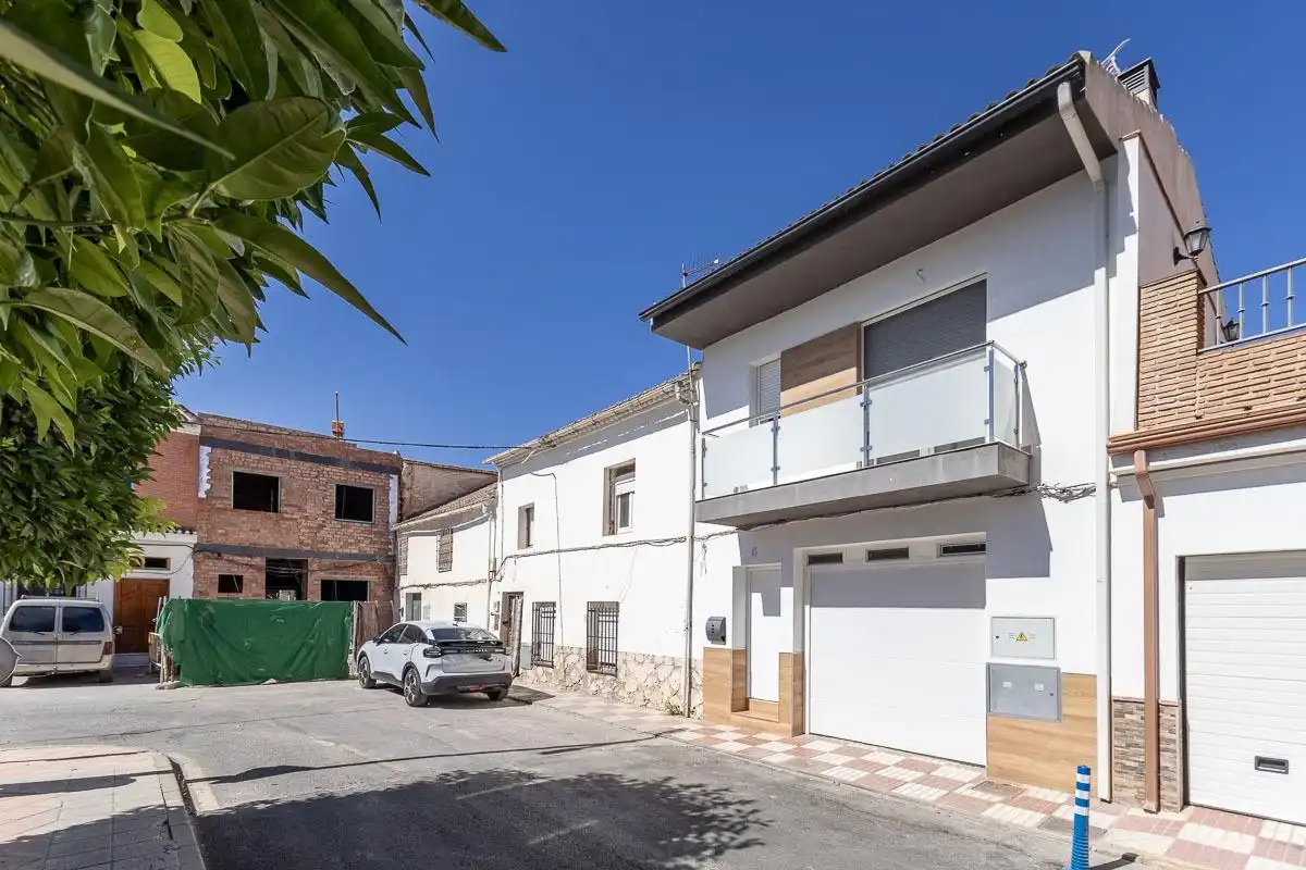 Vista exterior de Casa adosada en venda en Churriana de la Vega amb Aire condicionat