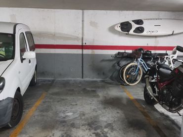 Single parking space for sale in Castell - Poble Vell
